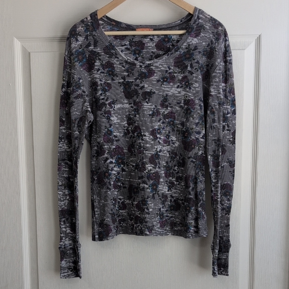 Gray and Black Floral Fitted Long Sleeve Thermal Size Large